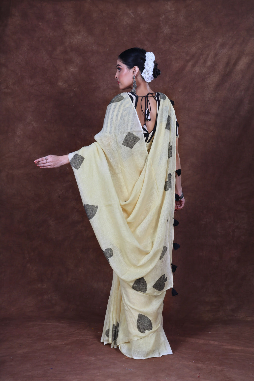 Cream Cotton Linen Saree With Blouse Piece