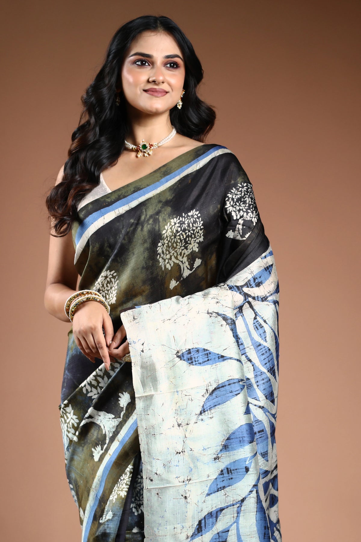 Charcoal Pure bishnupur silk Saree with Blouse Piece