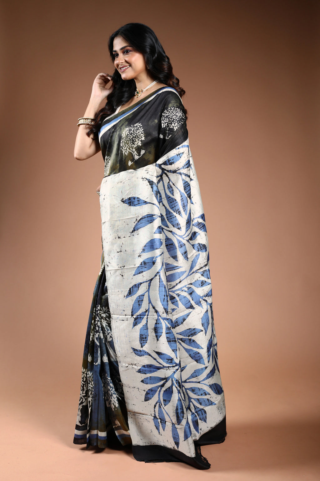 Charcoal Pure bishnupur silk Saree with Blouse Piece