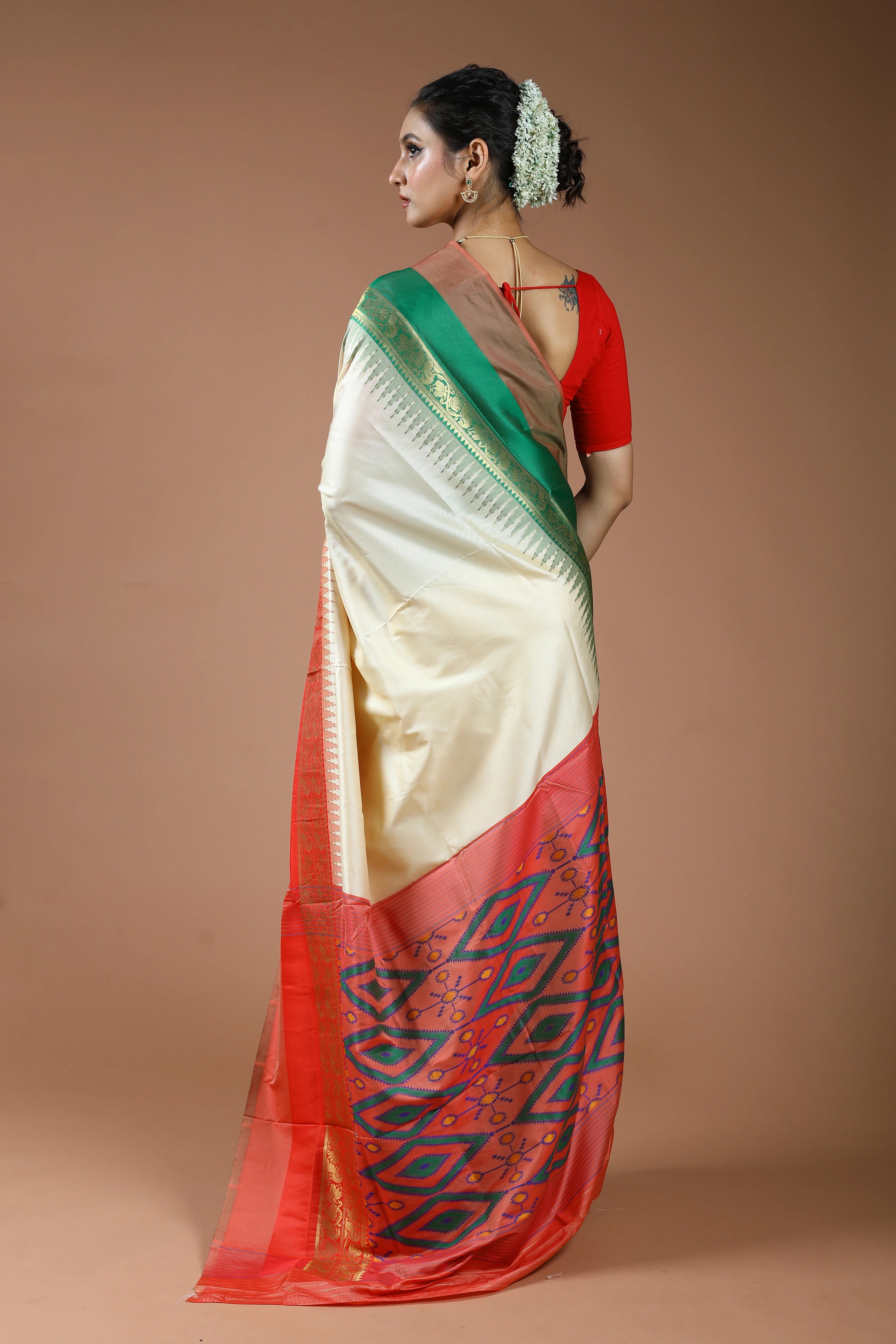 Offwhite Semi Pochampally Silk Saree With Blouse Piece