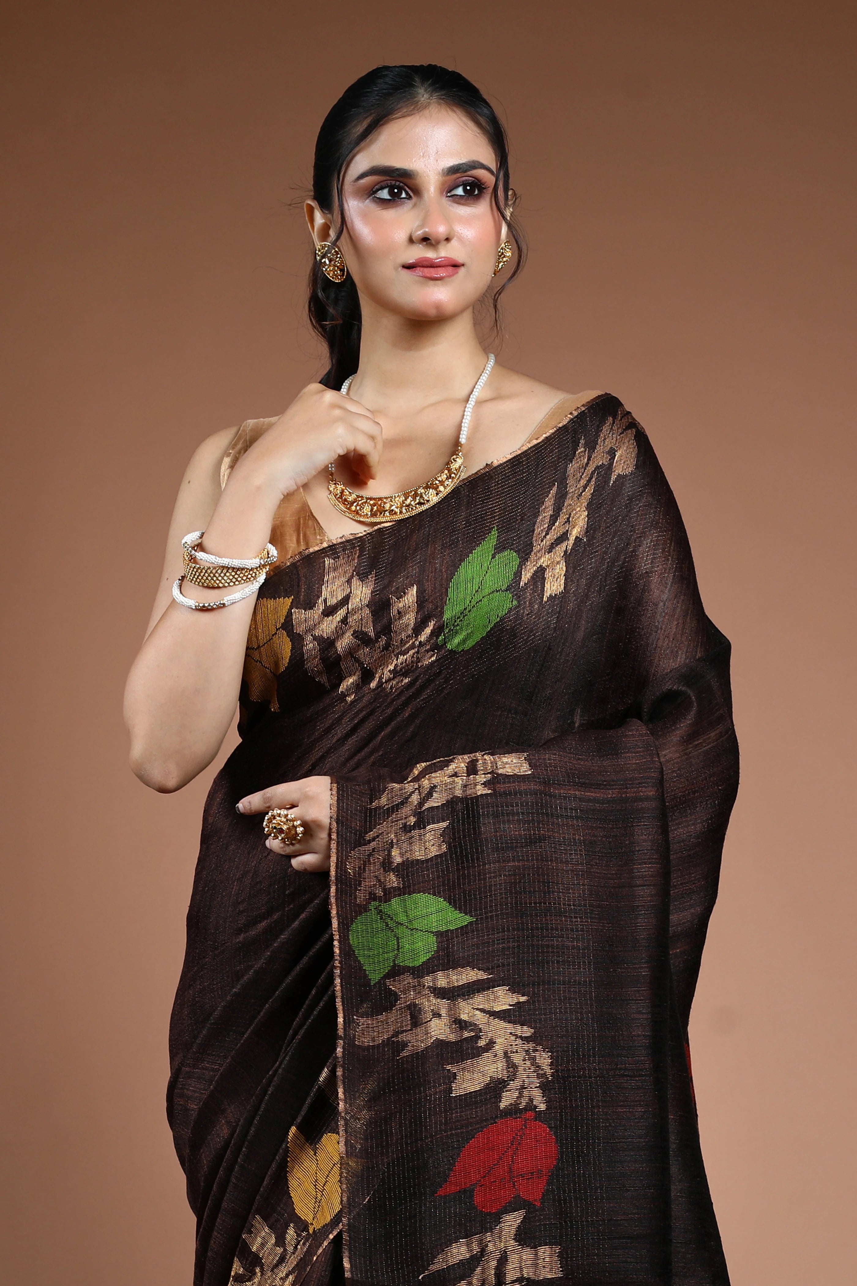 Charcole Brown Muslin Matka Saree With Blouse Piece