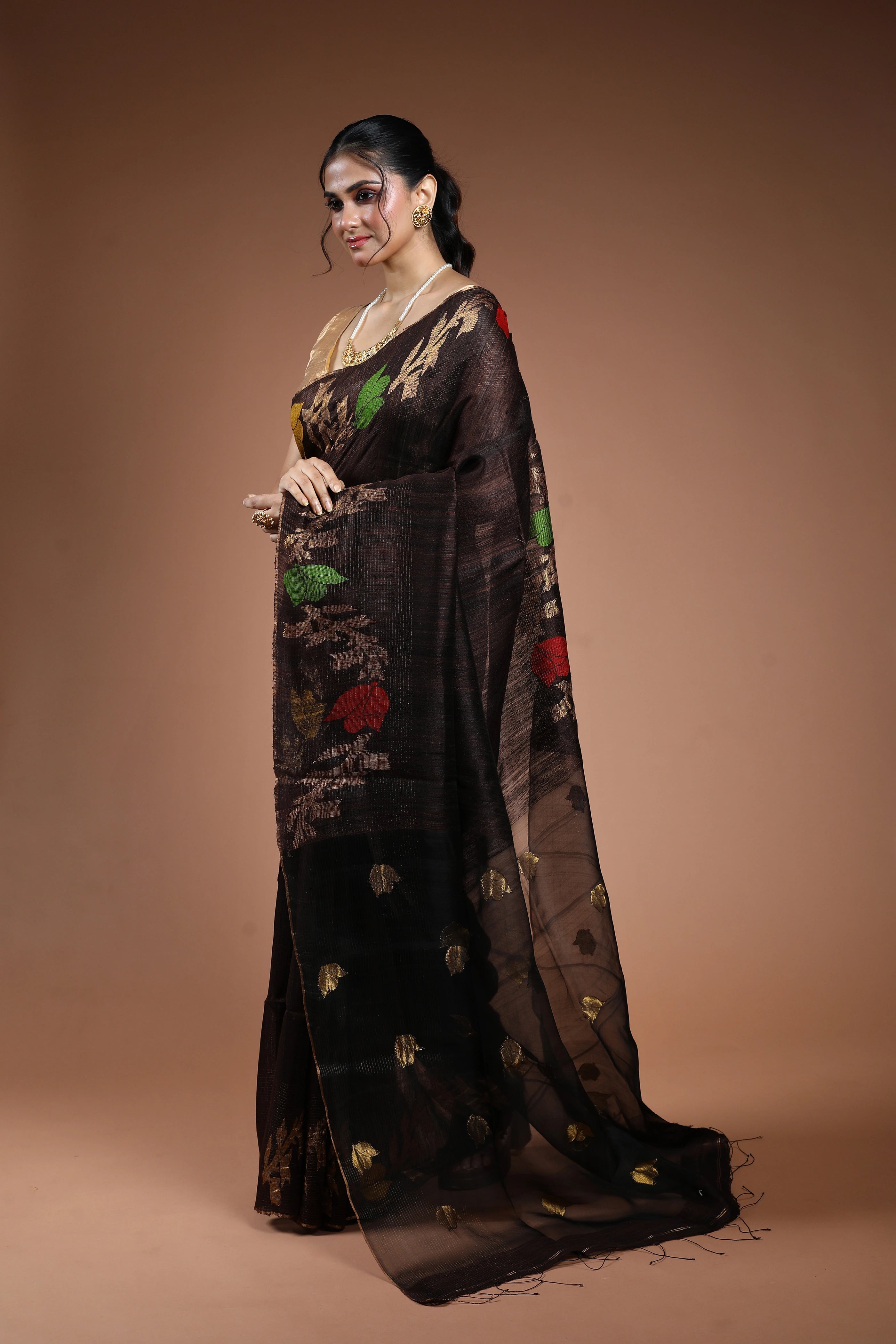 Charcole Brown Muslin Matka Saree With Blouse Piece