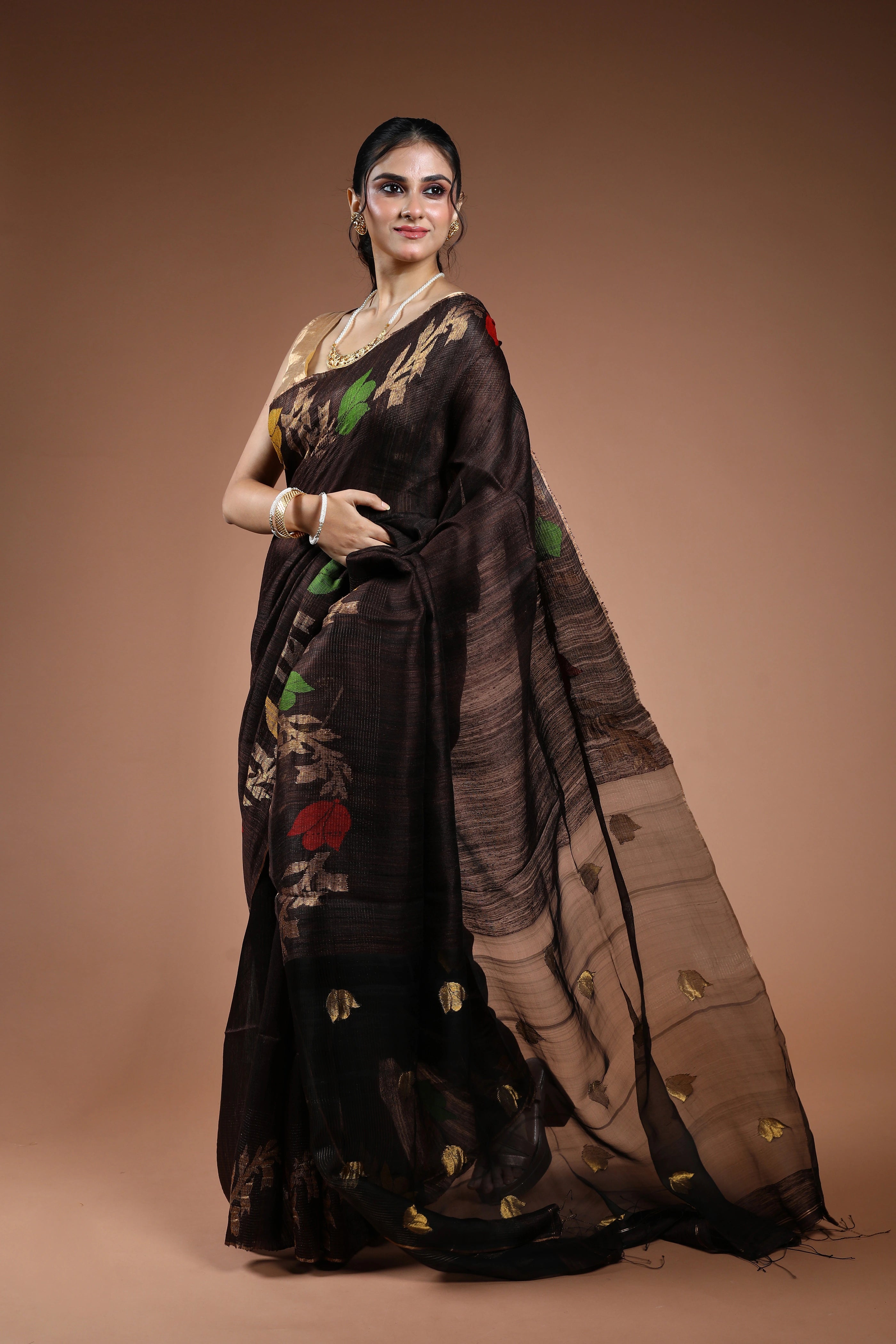 Charcole Brown Muslin Matka Saree With Blouse Piece