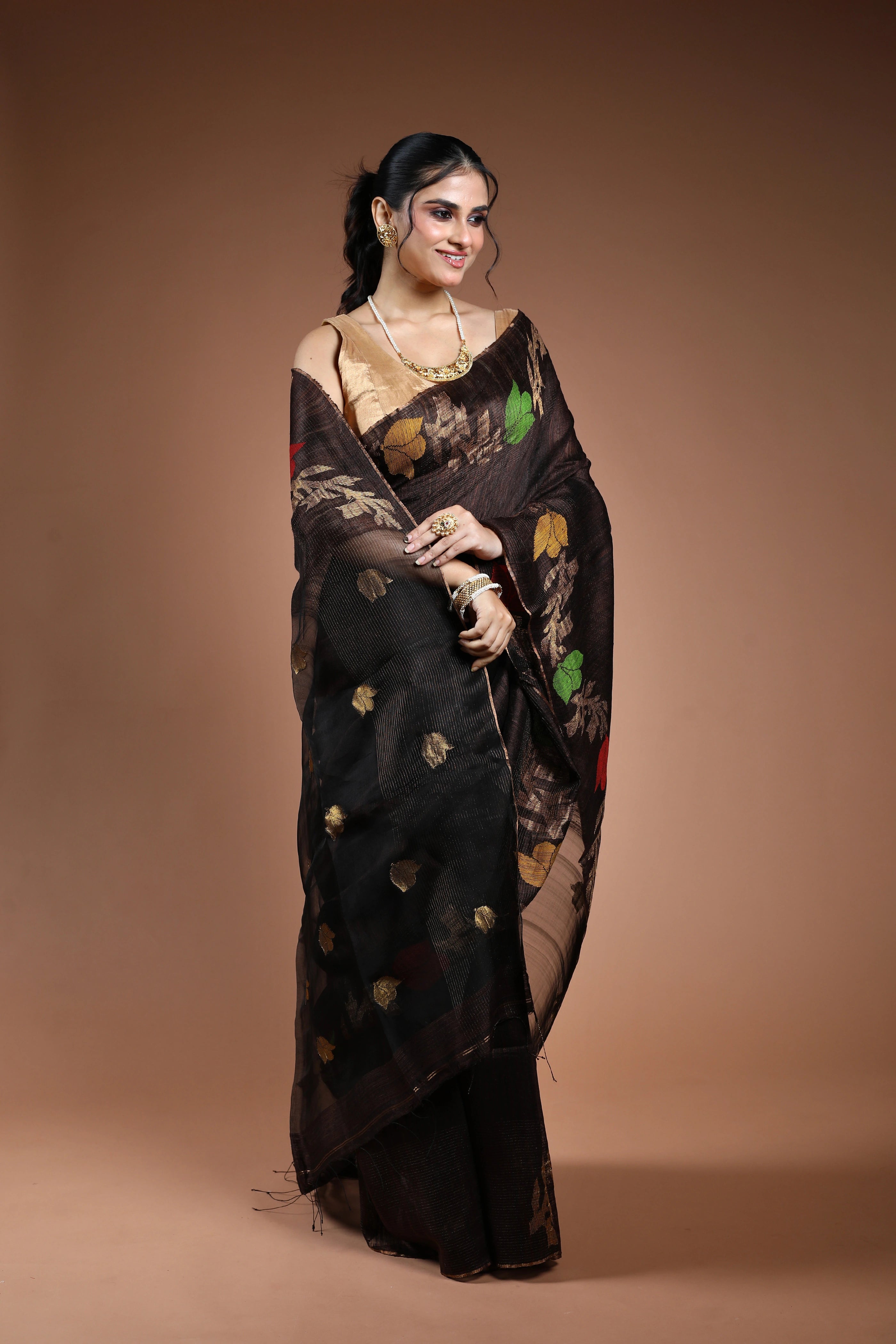 Charcole Brown Muslin Matka Saree With Blouse Piece