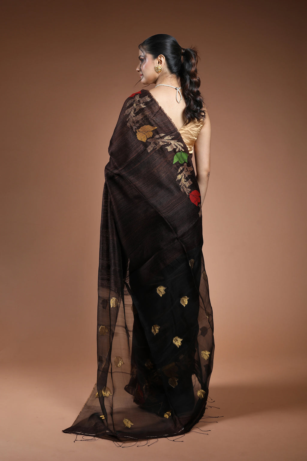 Charcole Brown Muslin Matka Saree With Blouse Piece