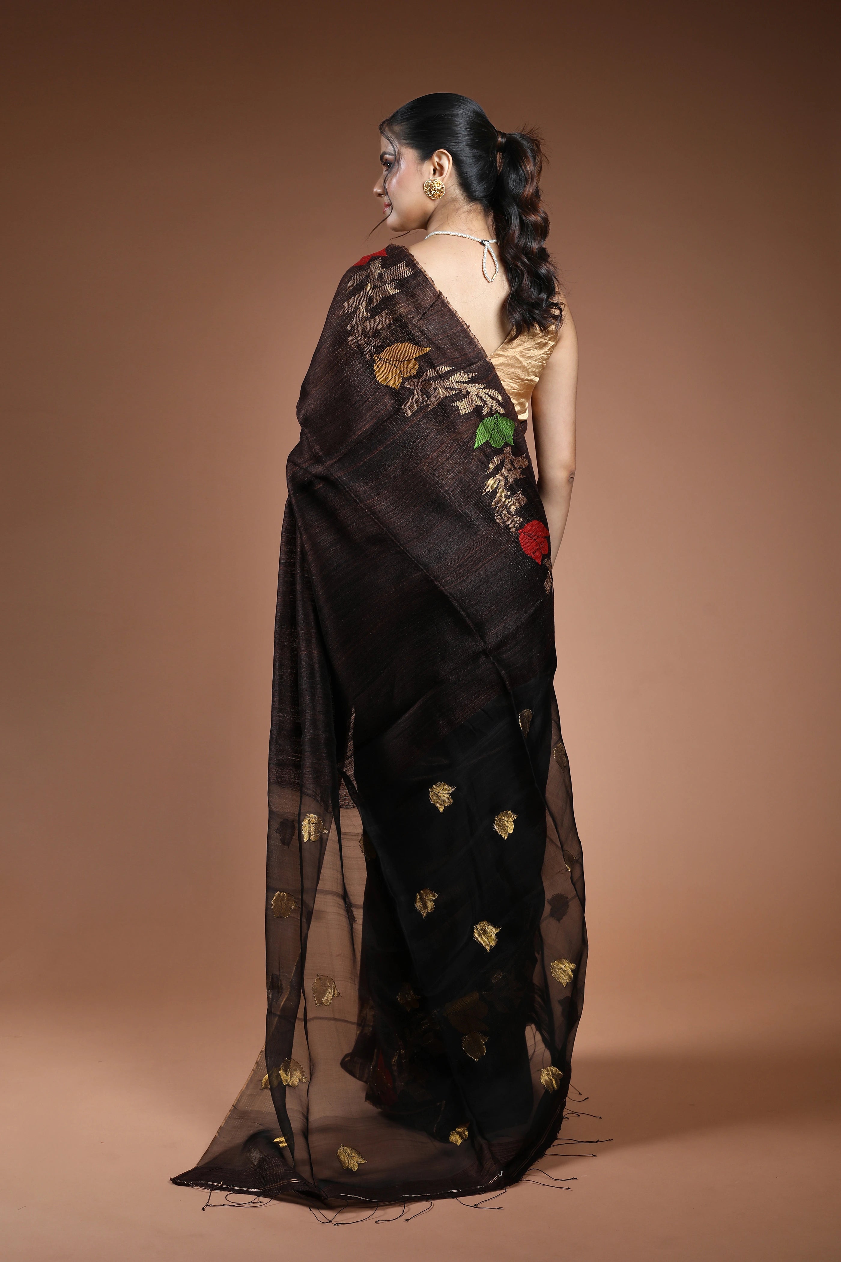 Charcole Brown Muslin Matka Saree With Blouse Piece