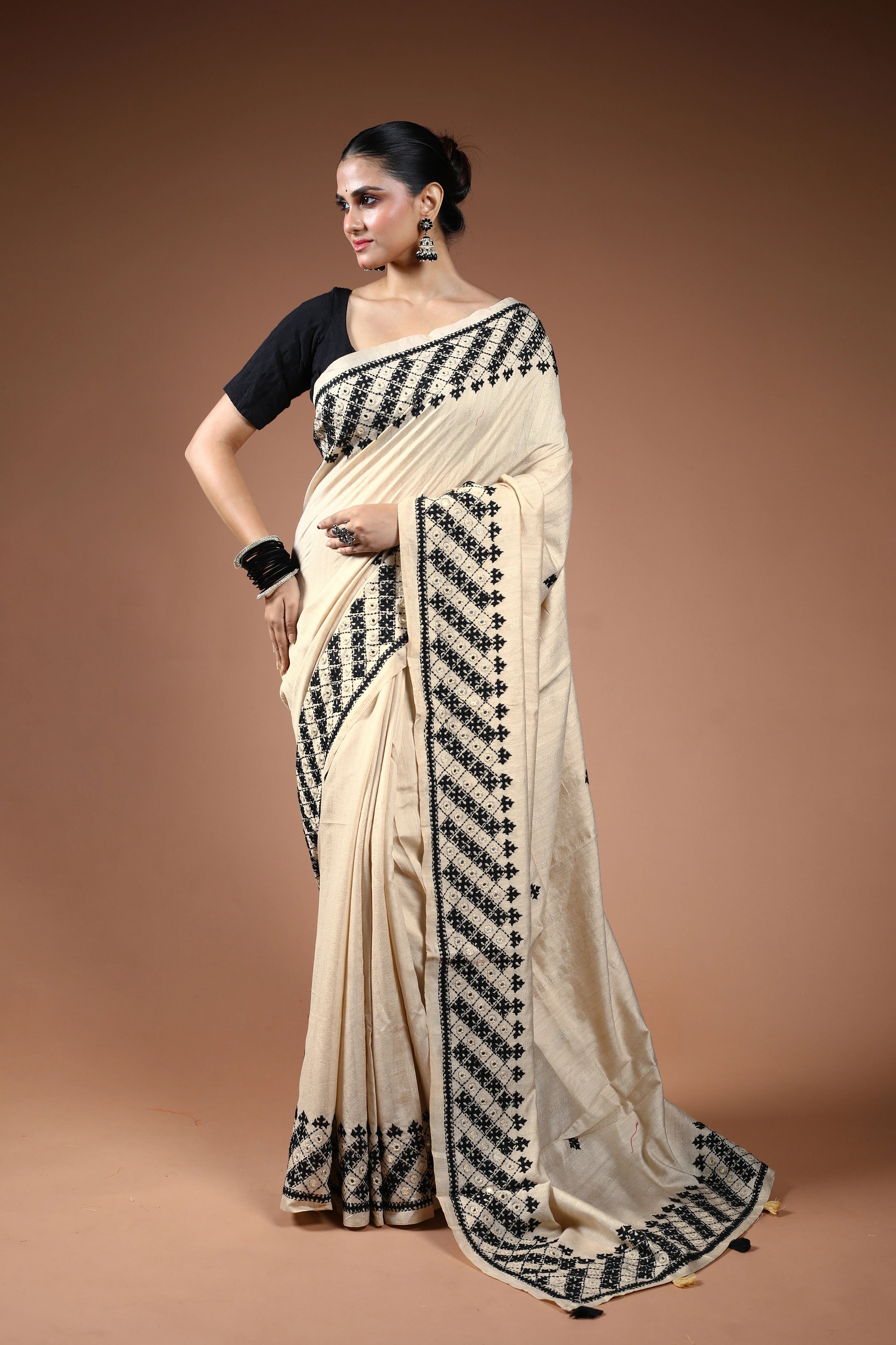 Offwhite Tussar Hand Gujarati Saree With Blouse Piece