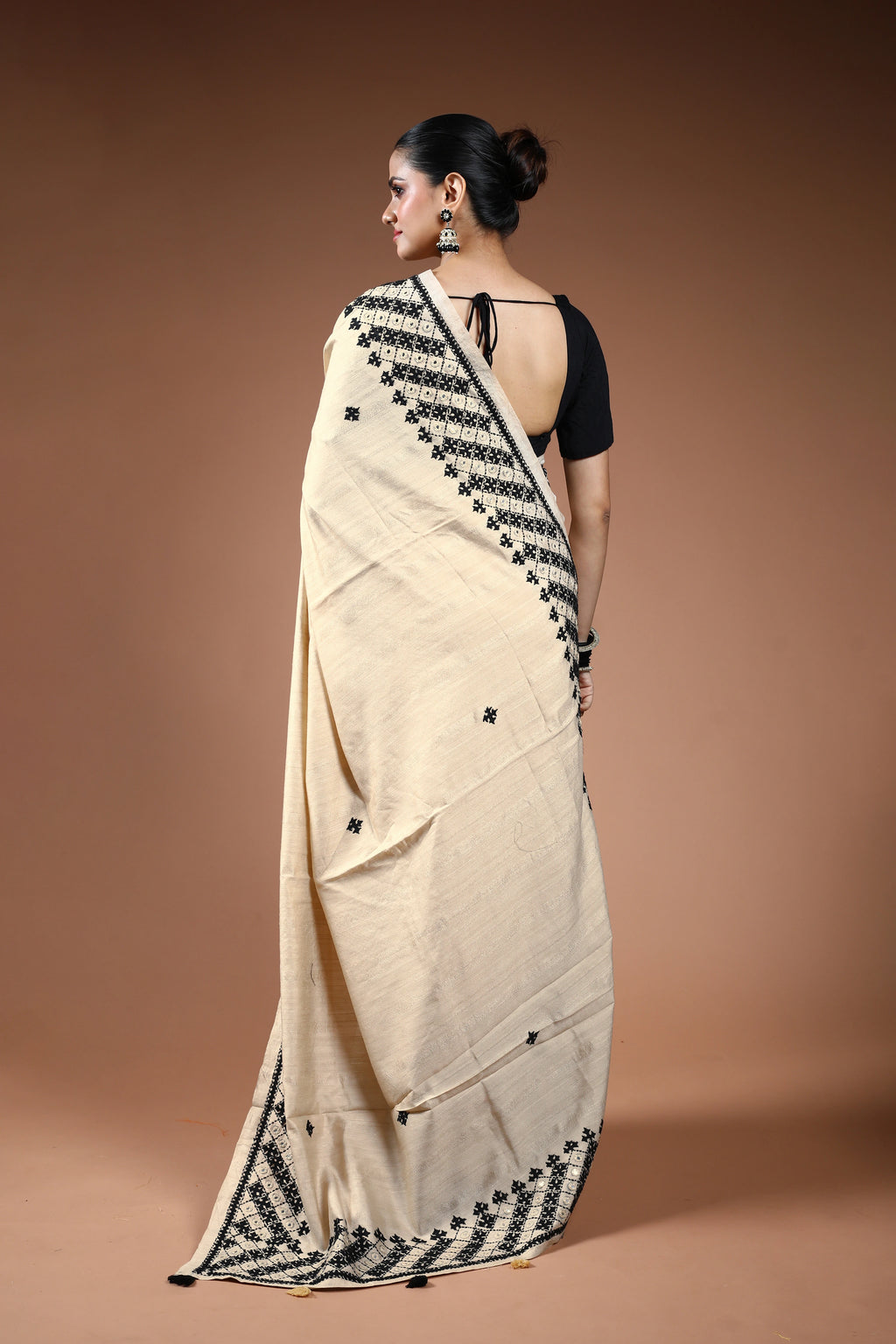 Offwhite Tussar Hand Gujarati Saree With Blouse Piece