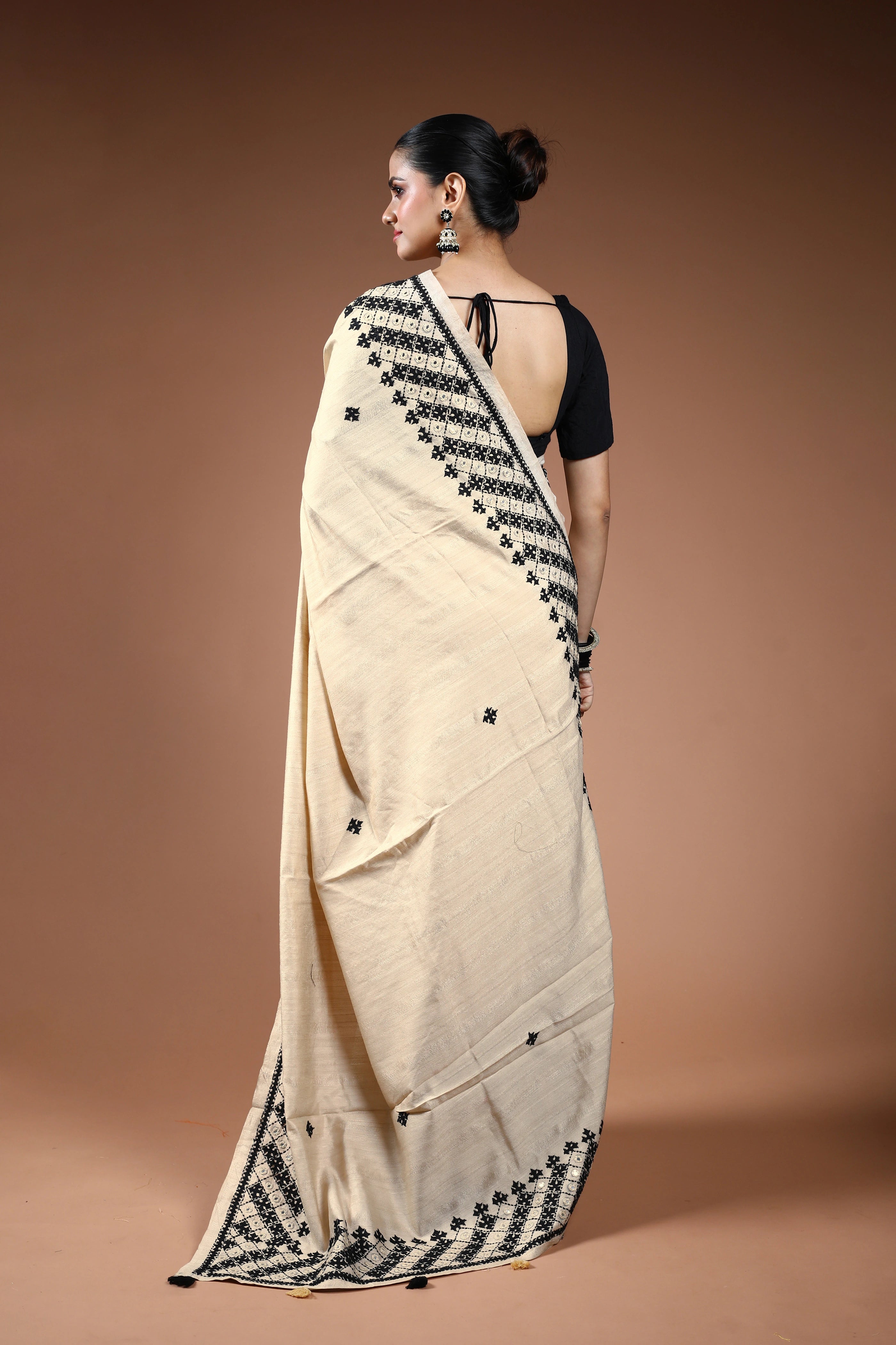 Offwhite Tussar Hand Gujarati Saree With Blouse Piece