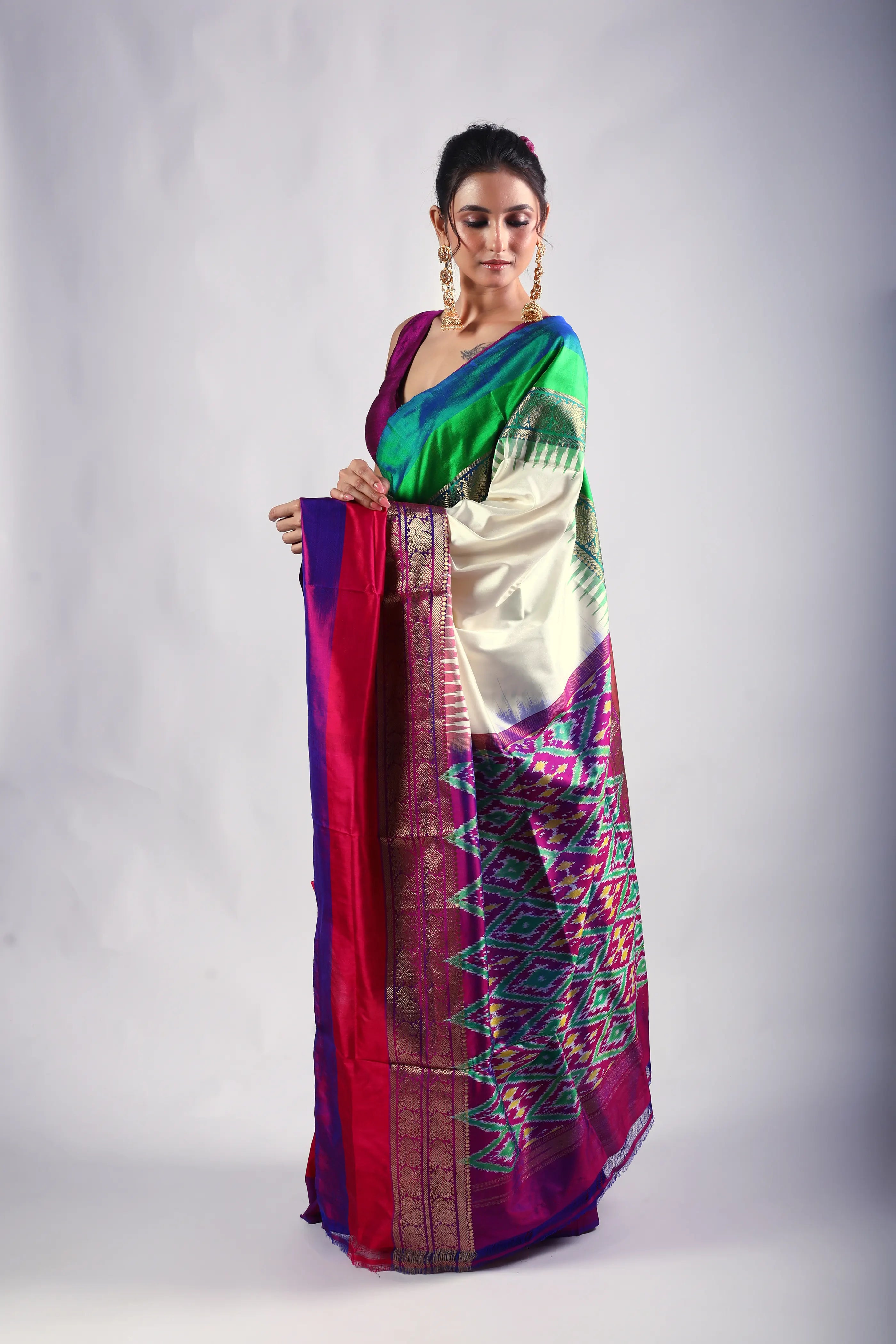 White Pochampally Silk Saree With Blouse Piece