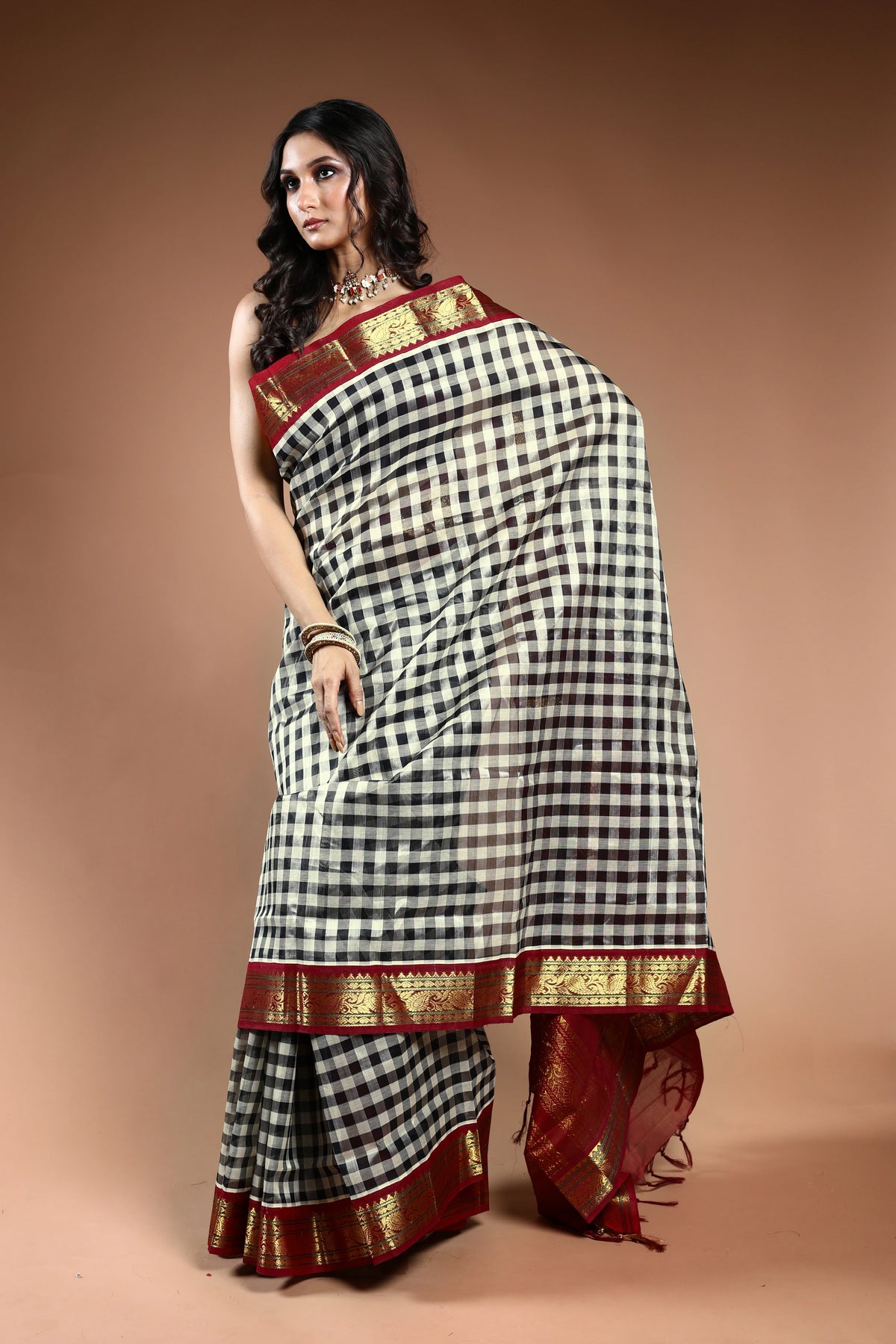 EBS267B4 Black White